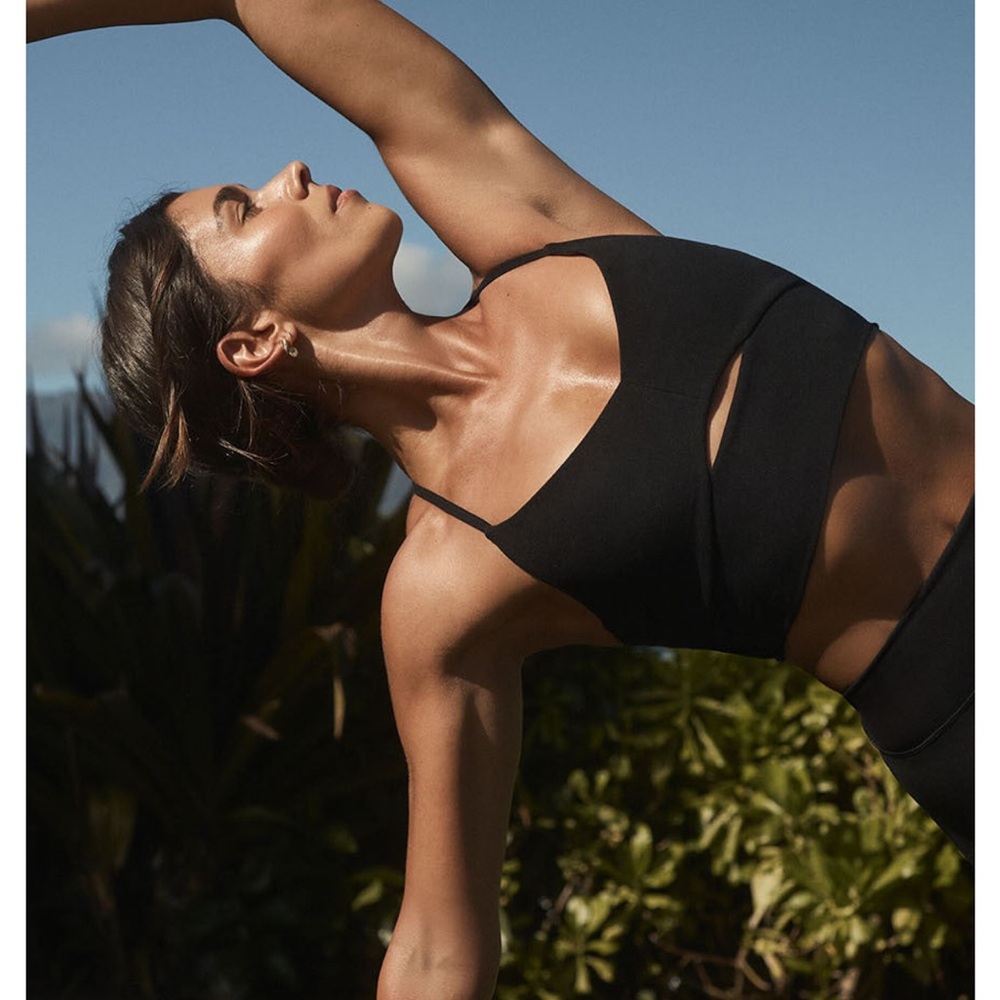 ALO Highlight Black Strappy Sports Bra, size Large